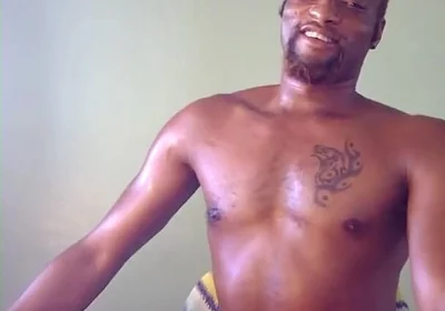 Kennie Jai Gets Ready for the Beach
