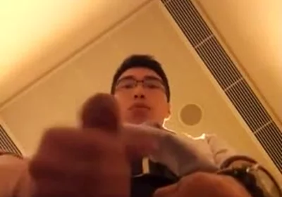 香港眼镜男洗手间自慰