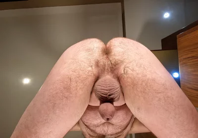 Naked Arsehole Squats for the Camera