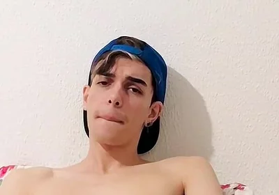 Freeballing Boy Squirts Big