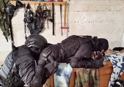 3 german swat cops cuming