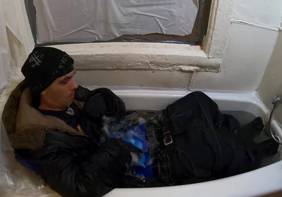 Skater rubbing the bulge in bathtube