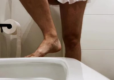 Crossdresser Con Un Gran Trasero En Minifalda Está Orinando