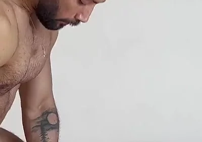 Dos Pollones Y Un Agujero Muy Caliente
