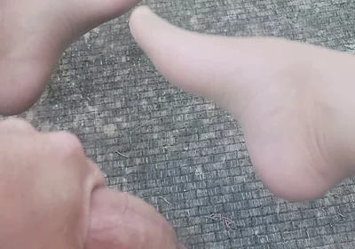 Cumming Hard Outdoors in Nylons