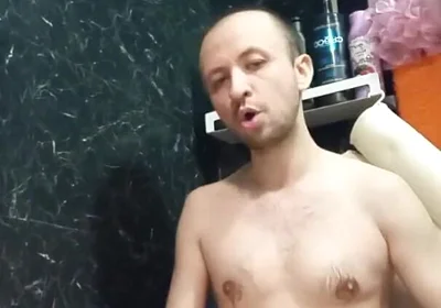 A Naked Man Jerks off His Big Dick in the Bathroom.