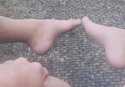 Cumming Hard Outdoors in Nylons